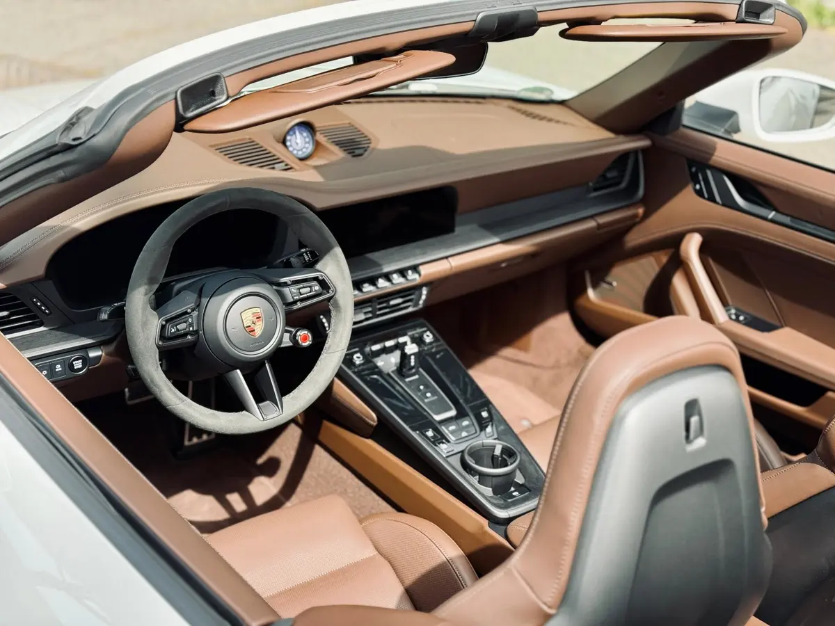 Porsche 992.2 Carrera 4 GTS Cabrio 2025, intérieur — Cannes Luxury Car Rental, Cannes. Porsche 992.2 Carrera 4 GTS Cabrio in Cannes Louer une Porsche 992.2 Carrera 4 GTS Cabrio…