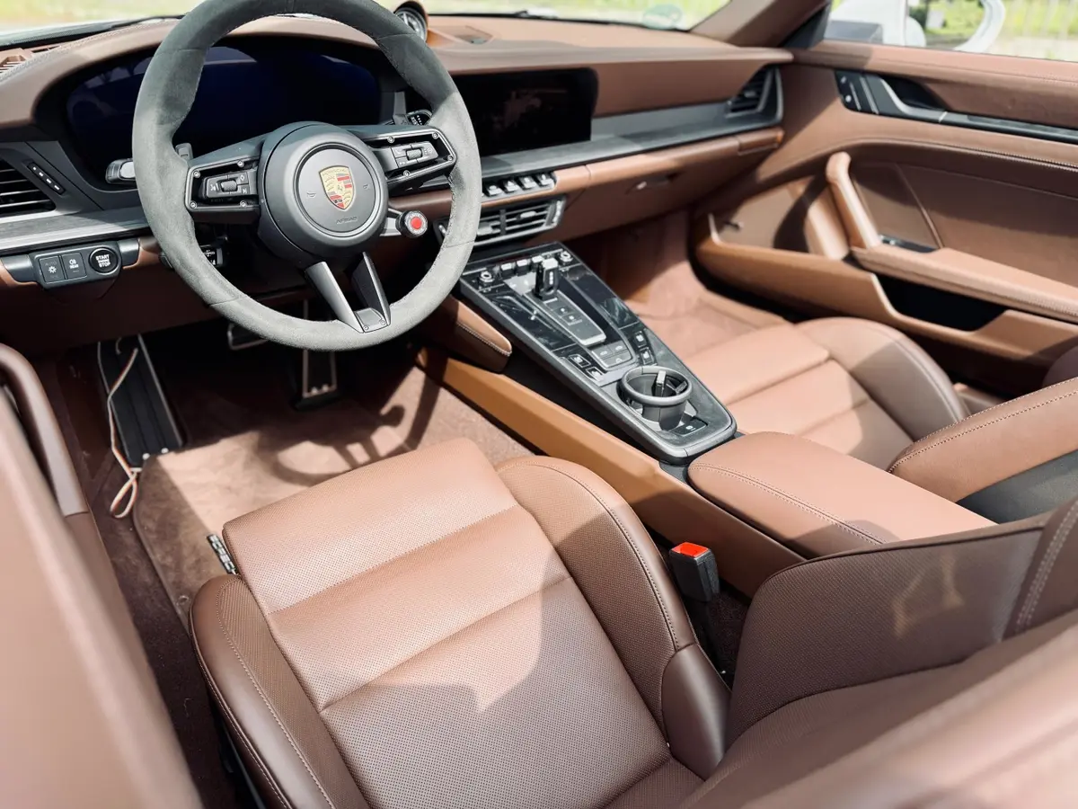 Porsche 992.2 Carrera 4 GTS Cabrio 2025, tableau de bord — Cannes Luxury Car Rental, Cannes. Porsche 992.2 Carrera 4 GTS Cabrio in Cannes Louer une Porsche 992.2 Carrera 4 GTS Cabrio…