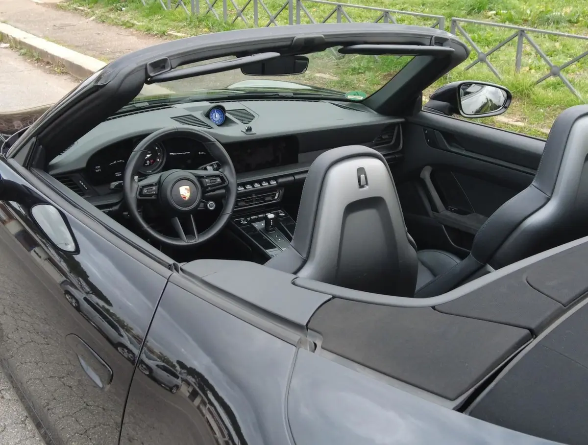 Porsche 992 Carrera 4 GTS Cabrio 2024, intérieur — Cannes Luxury Car Rental, Cannes. Porsche 992 Carrera 4 GTS Cabrio in Cannes La location d'une Porsche 992 Carrera 4 GTS…
