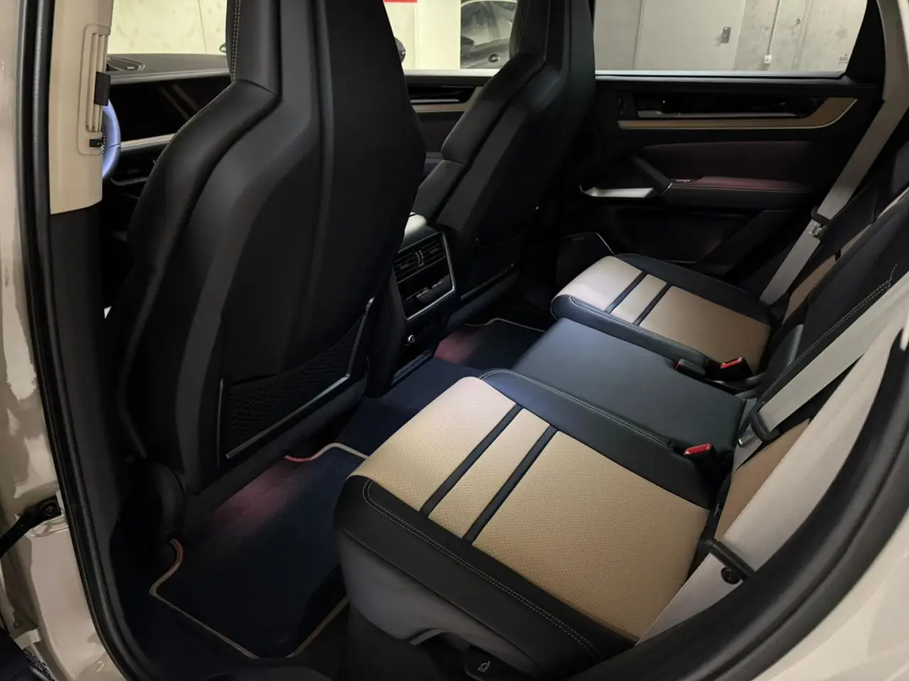 Porsche Cayenne Turbo E-Hybrid Coupé GT 2026, vue avant — Cannes Luxury Car Rental, Cannes. Porsche Cayenne Turbo E-Hybrid Coupé GT in Cannes Louer un Porsche Cayenne Turbo E-Hybrid…