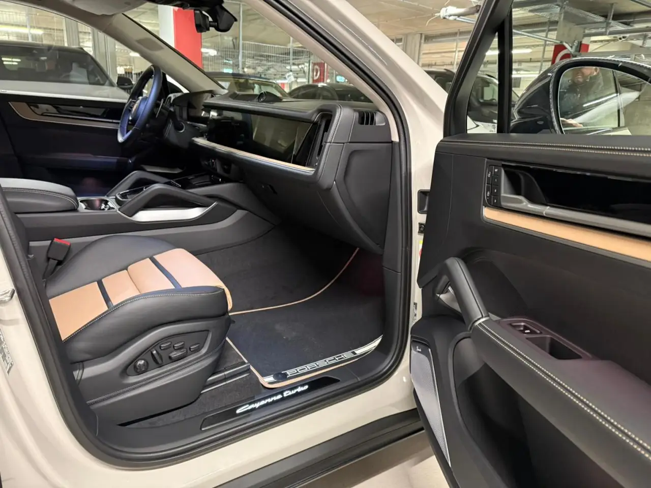 Porsche Cayenne Turbo E-Hybrid Coupé GT 2026, vue arrière — Cannes Luxury Car Rental, Cannes. Porsche Cayenne Turbo E-Hybrid Coupé GT in Cannes Louer un Porsche Cayenne Turbo E-Hybrid…