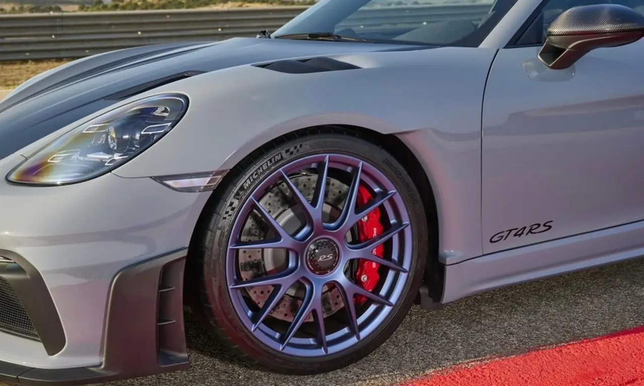 Porsche GT4 RS 2024, vue avant — Cannes Luxury Car Rental, Cannes. Porsche GT4 RS in Cannes Louer une Porsche GT4 RS à Cannes permet de profiter d'un format…