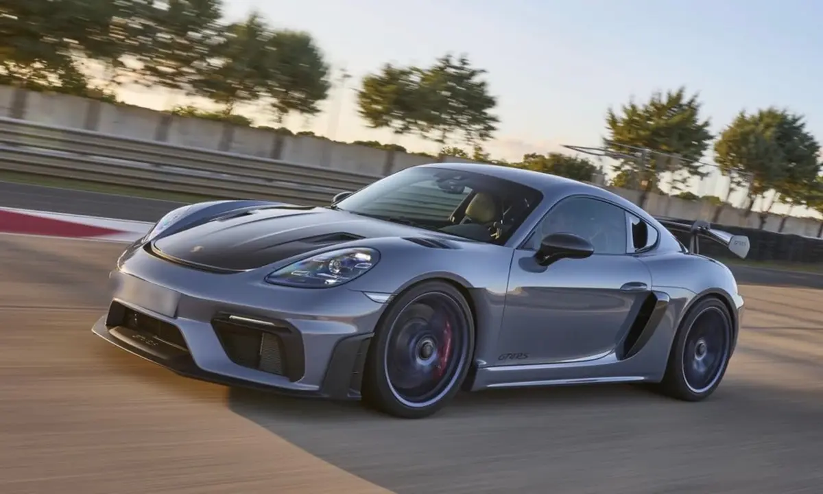 Porsche GT4 RS 2024, vue arrière — Cannes Luxury Car Rental, Cannes. Porsche GT4 RS in Cannes Louer une Porsche GT4 RS à Cannes permet de profiter d'un format…