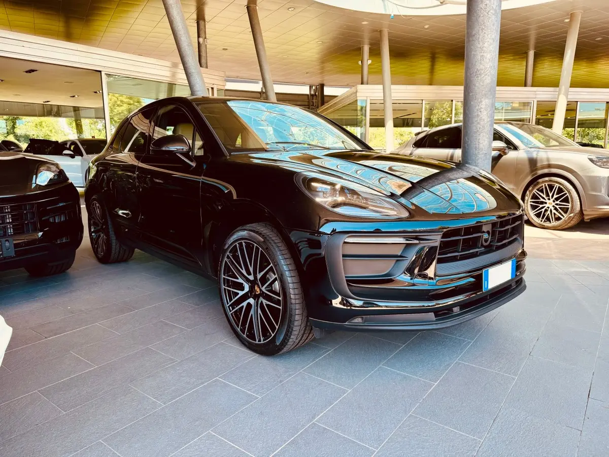 Porsche Macan 2024, extérieur — Cannes Luxury Car Rental, Cannes. Porsche Macan in Cannes Louer un Porsche Macan à Cannes permet de disposer d'un SUV…