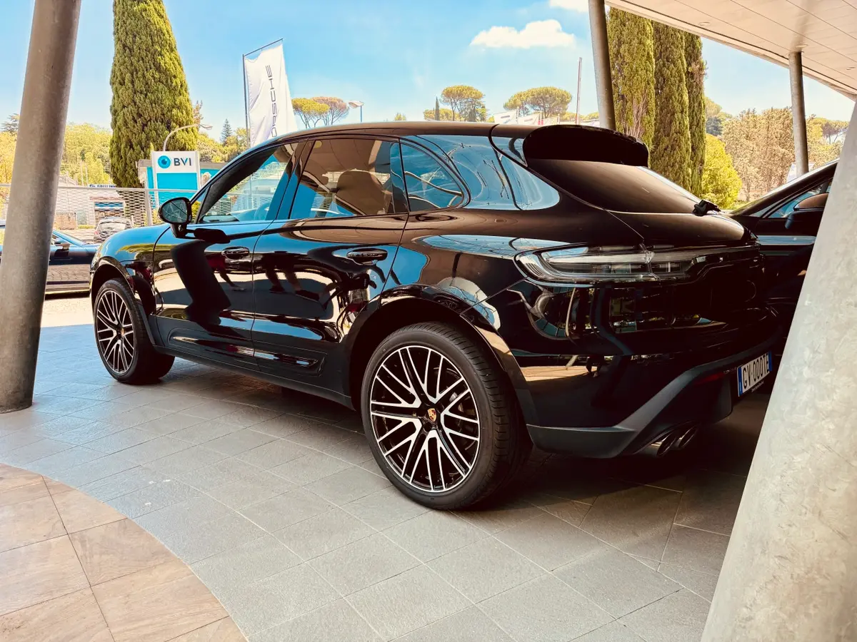 Porsche Macan 2024, vue arrière — Cannes Luxury Car Rental, Cannes. Porsche Macan in Cannes Louer un Porsche Macan à Cannes permet de disposer d'un SUV…