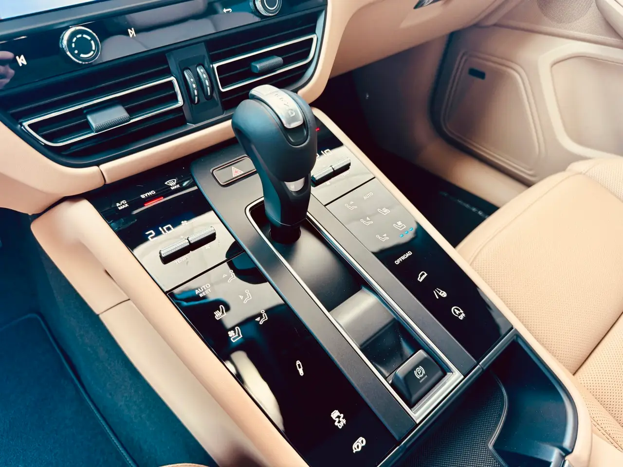 Porsche Macan 2024, intérieur — Cannes Luxury Car Rental, Cannes. Porsche Macan in Cannes Louer un Porsche Macan à Cannes permet de disposer d'un SUV…