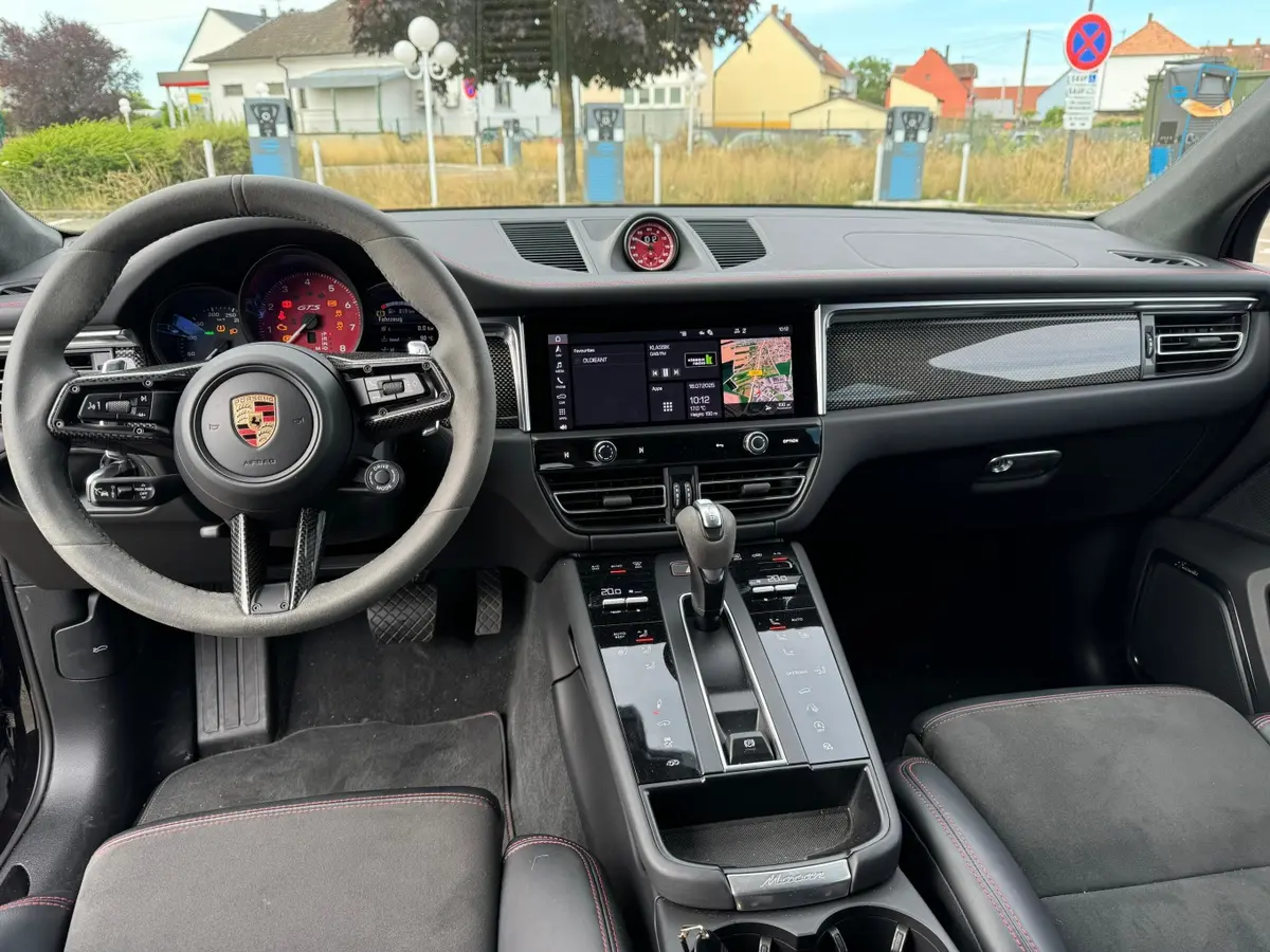 Porsche Macan GTS 2024, extérieur — Cannes Luxury Car Rental, Cannes. Porsche Macan GTS in Cannes Louer un Porsche Macan GTS à Cannes permet de disposer d'un…