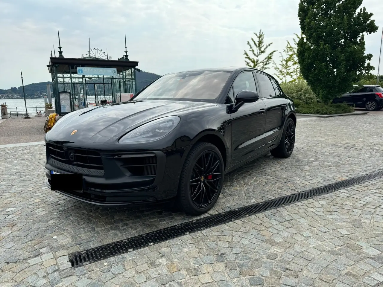 Porsche Macan GTS 2024, vue arrière — Cannes Luxury Car Rental, Cannes. Porsche Macan GTS in Cannes Louer un Porsche Macan GTS à Cannes permet de disposer d'un…