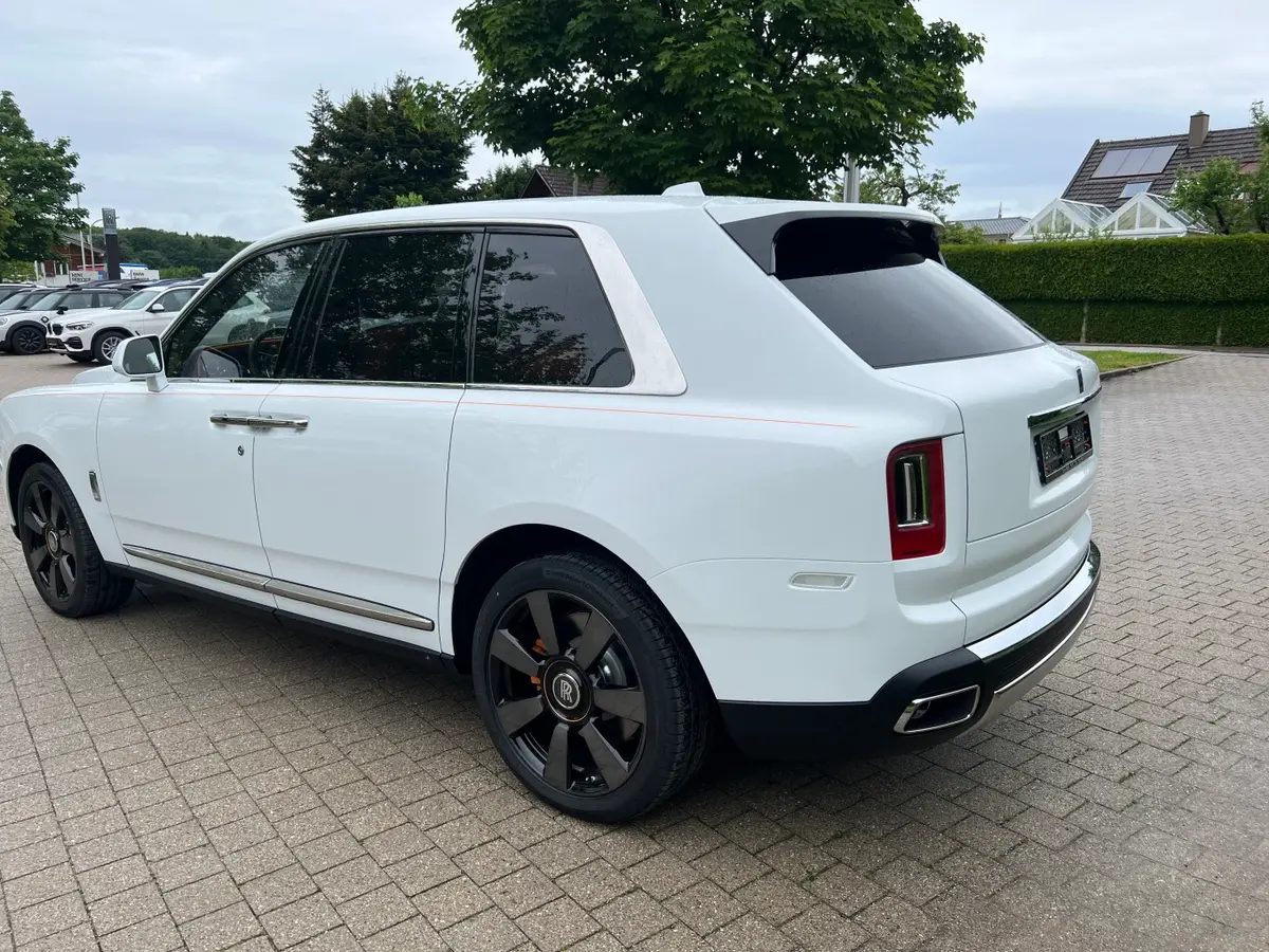 Rolls-Royce Cullinan 2022, side profile — Cannes Luxury Car Rental, Cannes. Rolls-Royce Cullinan in Cannes Hiring a Rolls-Royce Cullinan in Cannes provides an…