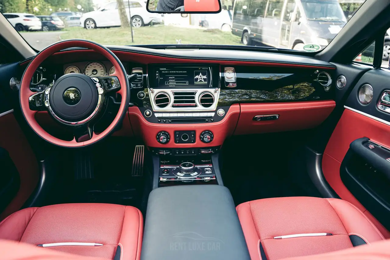 Rolls-Royce Dawn 2022, extérieur — Cannes Luxury Car Rental, Cannes. Rolls-Royce Dawn in Cannes La location d'une Rolls-Royce Dawn à Cannes offre une…