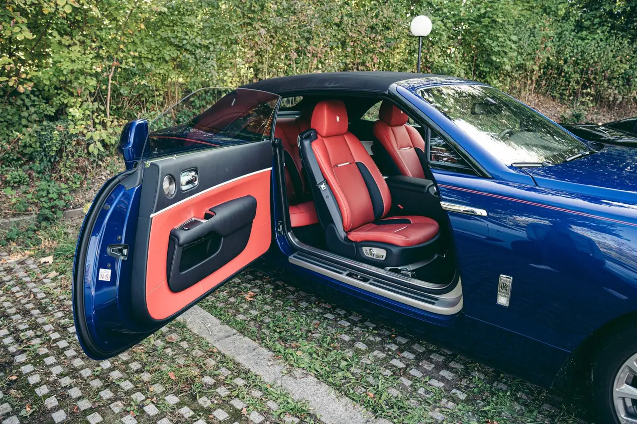 Rolls-Royce Dawn 2022, vue avant — Cannes Luxury Car Rental, Cannes. Rolls-Royce Dawn in Cannes La location d'une Rolls-Royce Dawn à Cannes offre une…