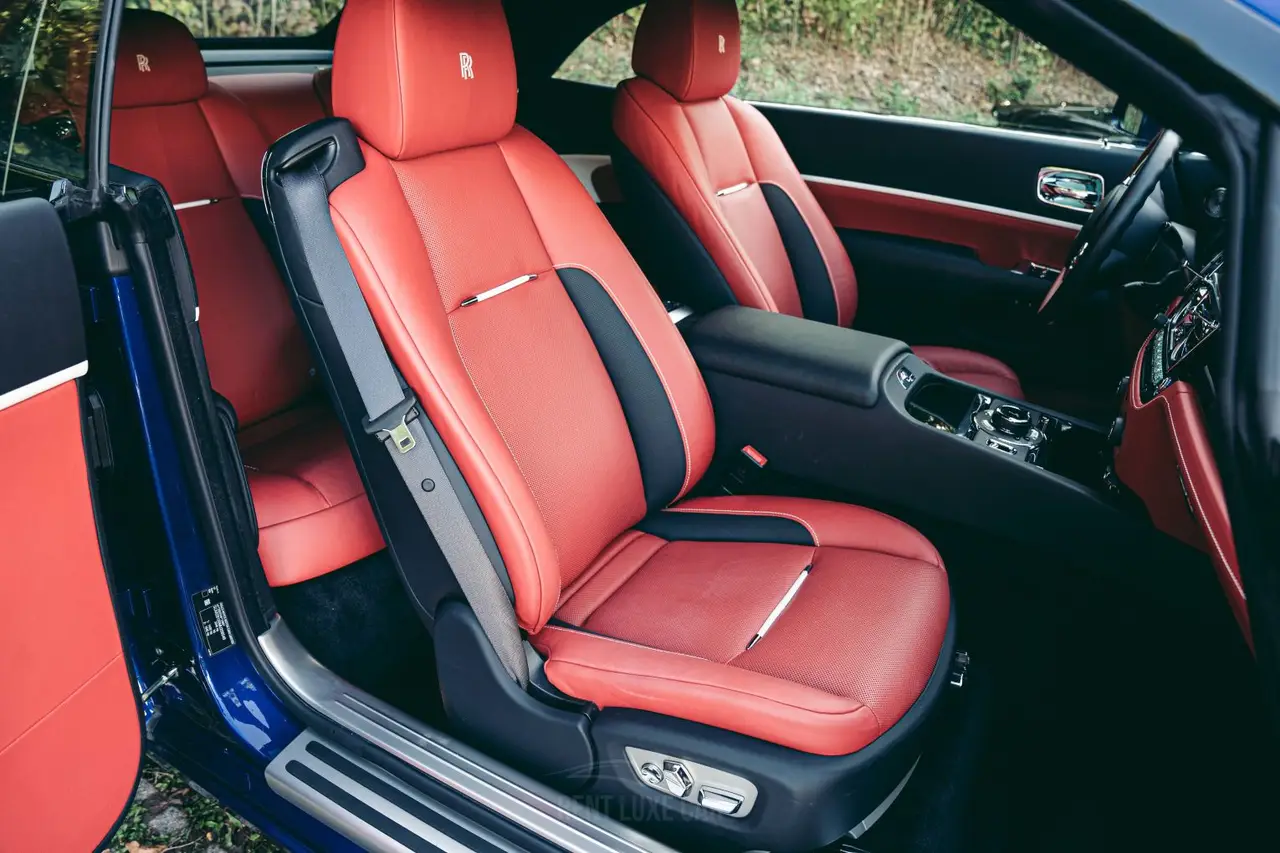 Rolls-Royce Dawn 2022, vue arrière — Cannes Luxury Car Rental, Cannes. Rolls-Royce Dawn in Cannes La location d'une Rolls-Royce Dawn à Cannes offre une…