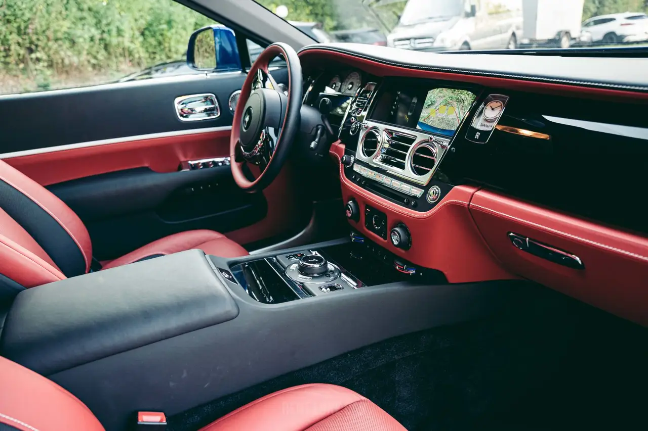 Rolls-Royce Dawn 2022, intérieur — Cannes Luxury Car Rental, Cannes. Rolls-Royce Dawn in Cannes La location d'une Rolls-Royce Dawn à Cannes offre une…