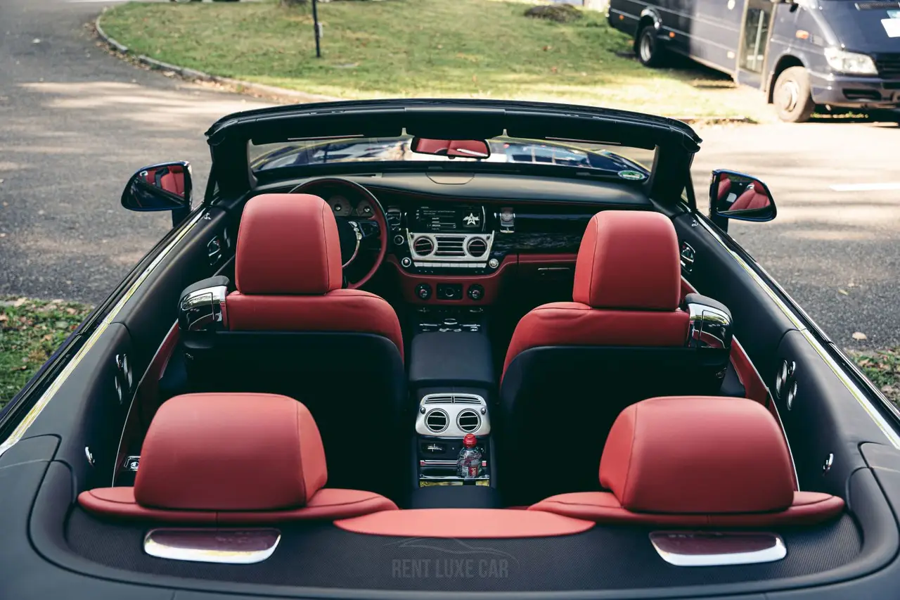 Rolls-Royce Dawn 2022, tableau de bord — Cannes Luxury Car Rental, Cannes. Rolls-Royce Dawn in Cannes La location d'une Rolls-Royce Dawn à Cannes offre une…