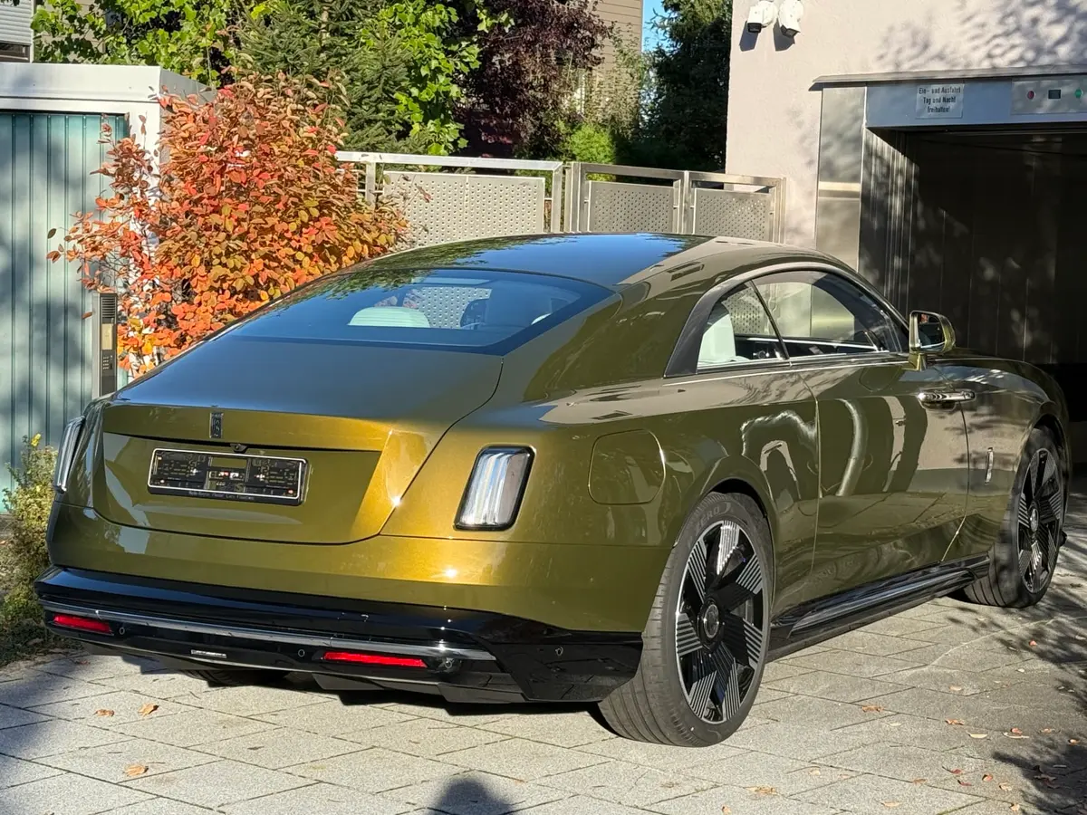 Rolls-Royce Spectre 2024, extérieur — Cannes Luxury Car Rental, Cannes. Rolls-Royce Spectre in Cannes La location d'une Rolls-Royce Spectre à Cannes offre une…