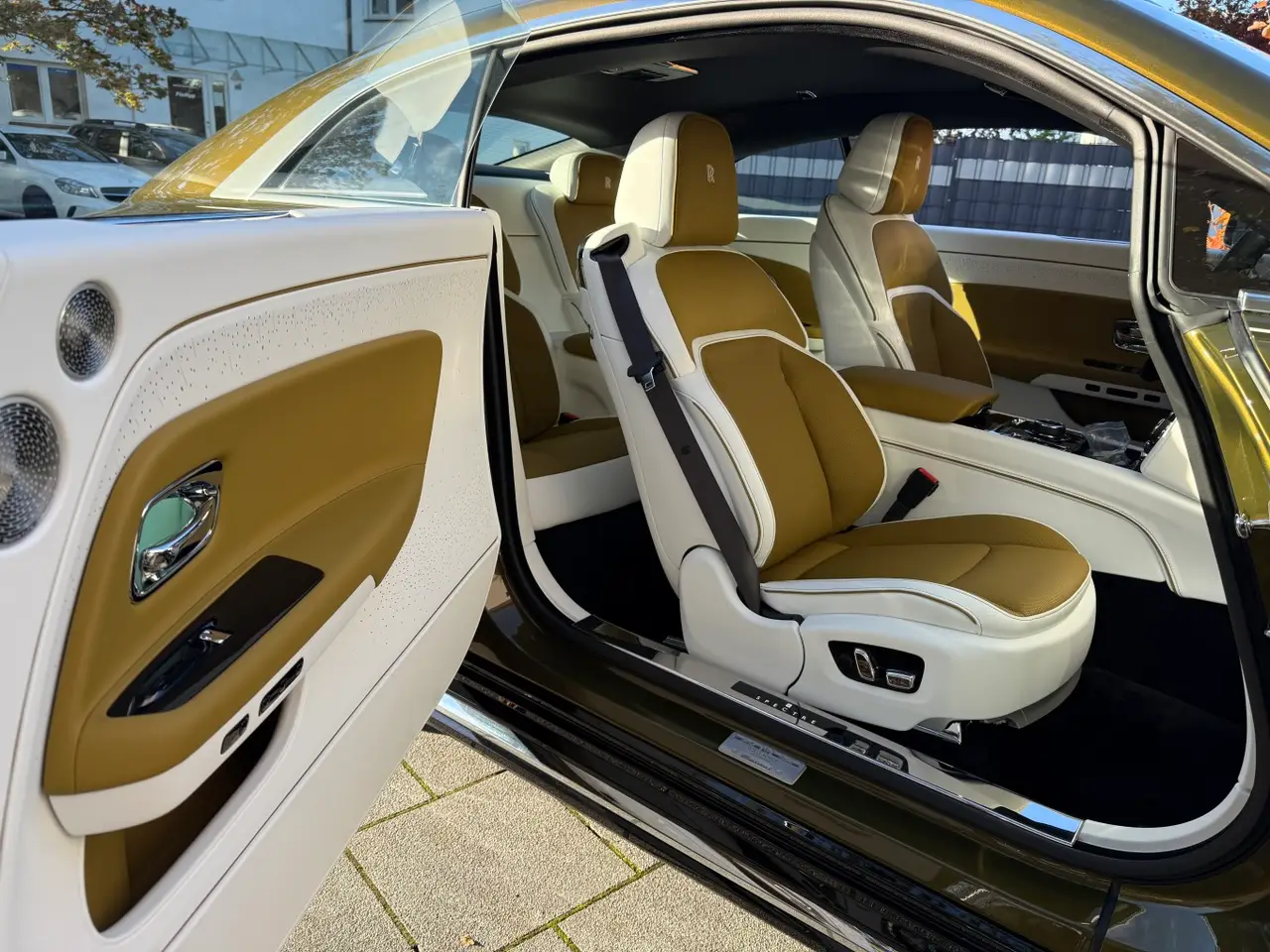 Rolls-Royce Spectre 2024, vue avant — Cannes Luxury Car Rental, Cannes. Rolls-Royce Spectre in Cannes La location d'une Rolls-Royce Spectre à Cannes offre une…