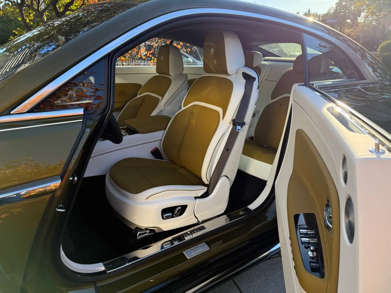 Rolls-Royce Spectre 2024, vue arrière — Cannes Luxury Car Rental, Cannes. Rolls-Royce Spectre in Cannes La location d'une Rolls-Royce Spectre à Cannes offre une…