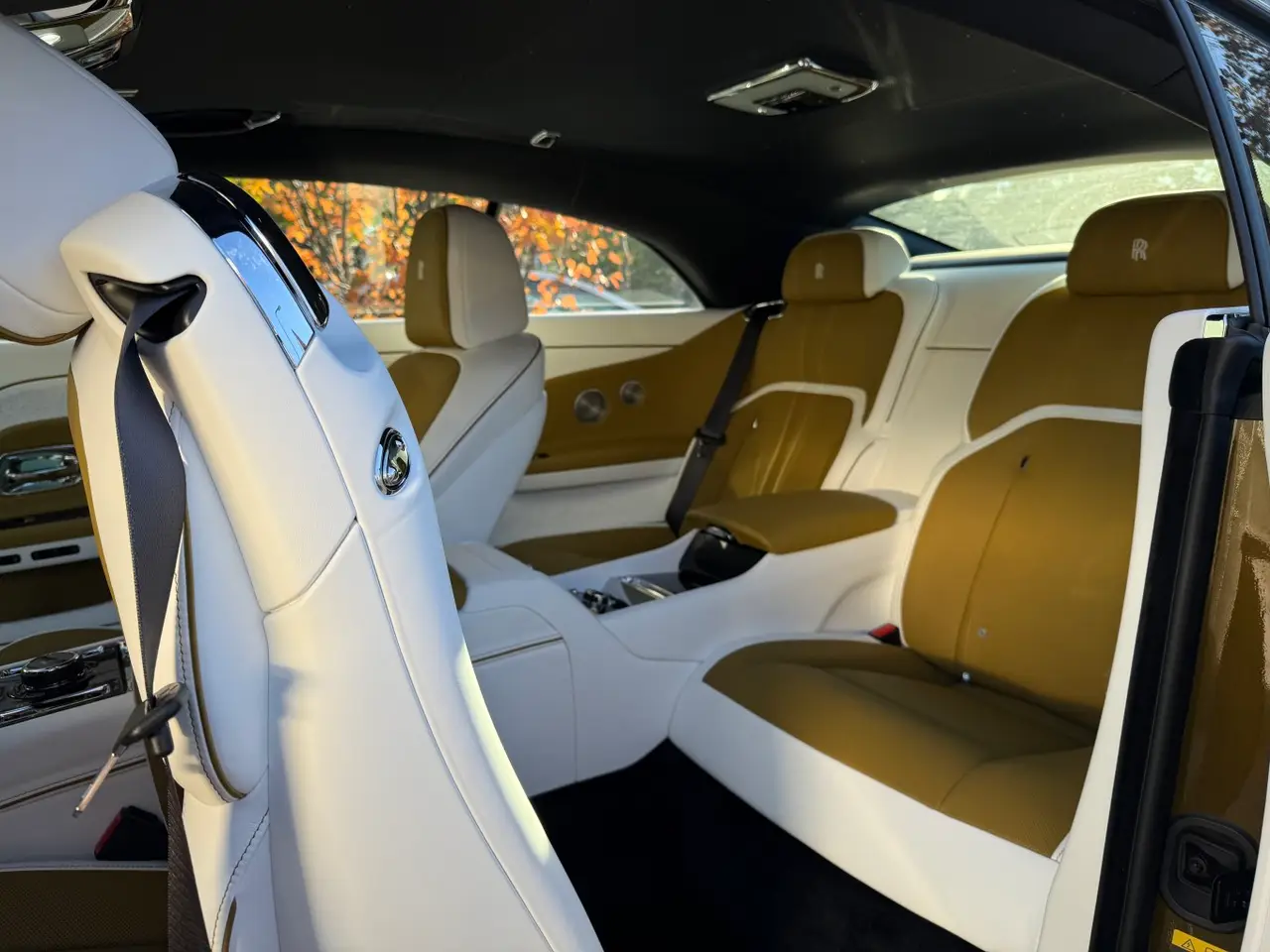 Rolls-Royce Spectre 2024, intérieur — Cannes Luxury Car Rental, Cannes. Rolls-Royce Spectre in Cannes La location d'une Rolls-Royce Spectre à Cannes offre une…
