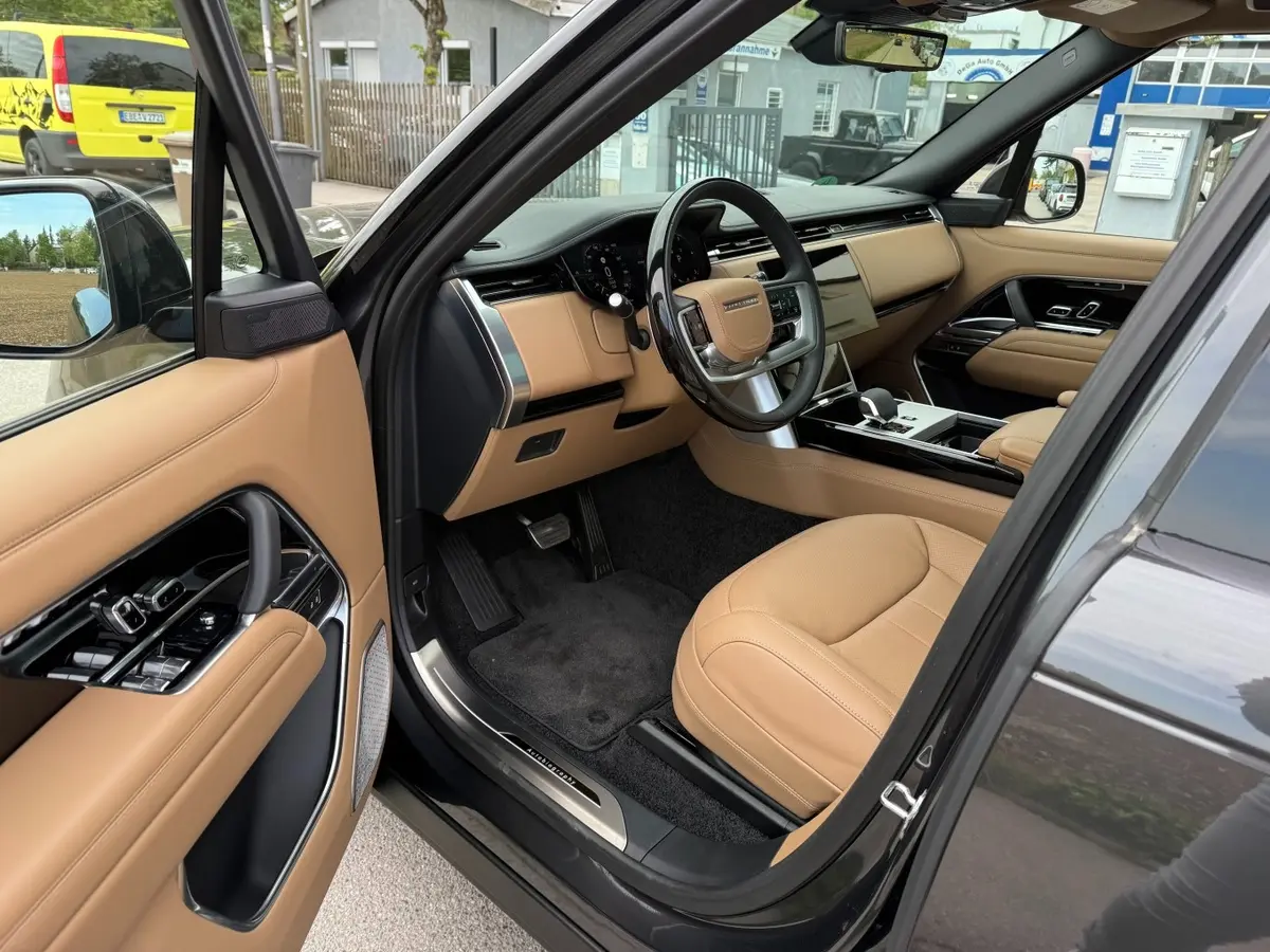 Rover Range Rover Autobiography D350 7s 2025, vue avant — Cannes Luxury Car Rental, Cannes. Rover Range Rover Autobiography D350 7s in Cannes La location d'un Rover Range Rover…