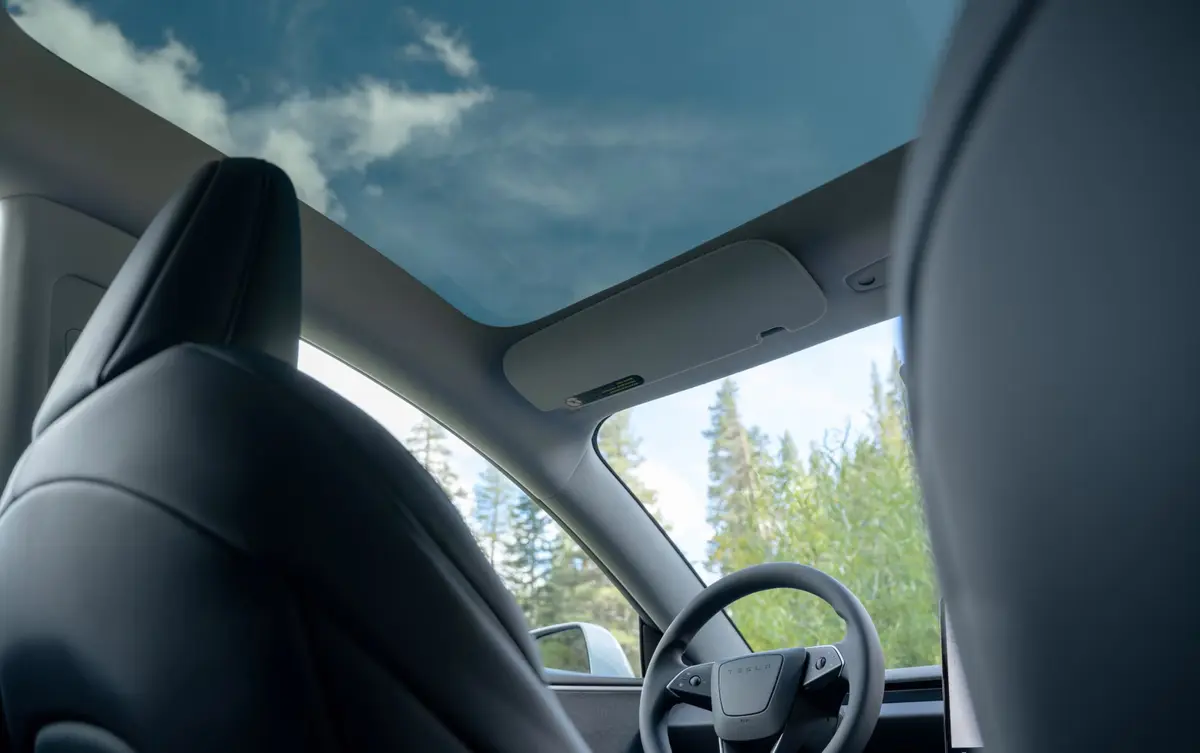Tesla Model 3 Performance 2026, intérieur — Cannes Luxury Car Rental, Cannes. Tesla Model 3 Performance in Cannes La location d'une Tesla Model 3 Performance à Cannes…