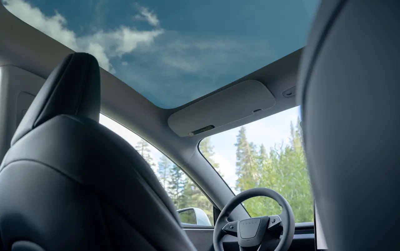 Tesla Model 3 Performance 2026, intérieur — Cannes Luxury Car Rental, Cannes. Tesla Model 3 Performance in Cannes La location d'une Tesla Model 3 Performance à Cannes…