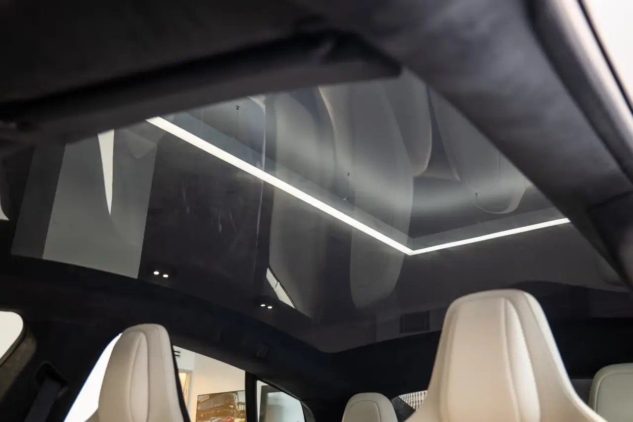 Tesla Model S Plaid 2025, extérieur — Cannes Luxury Car Rental, Cannes. Tesla Model S Plaid in Cannes La location d'une Tesla Model S Plaid à Cannes met à…