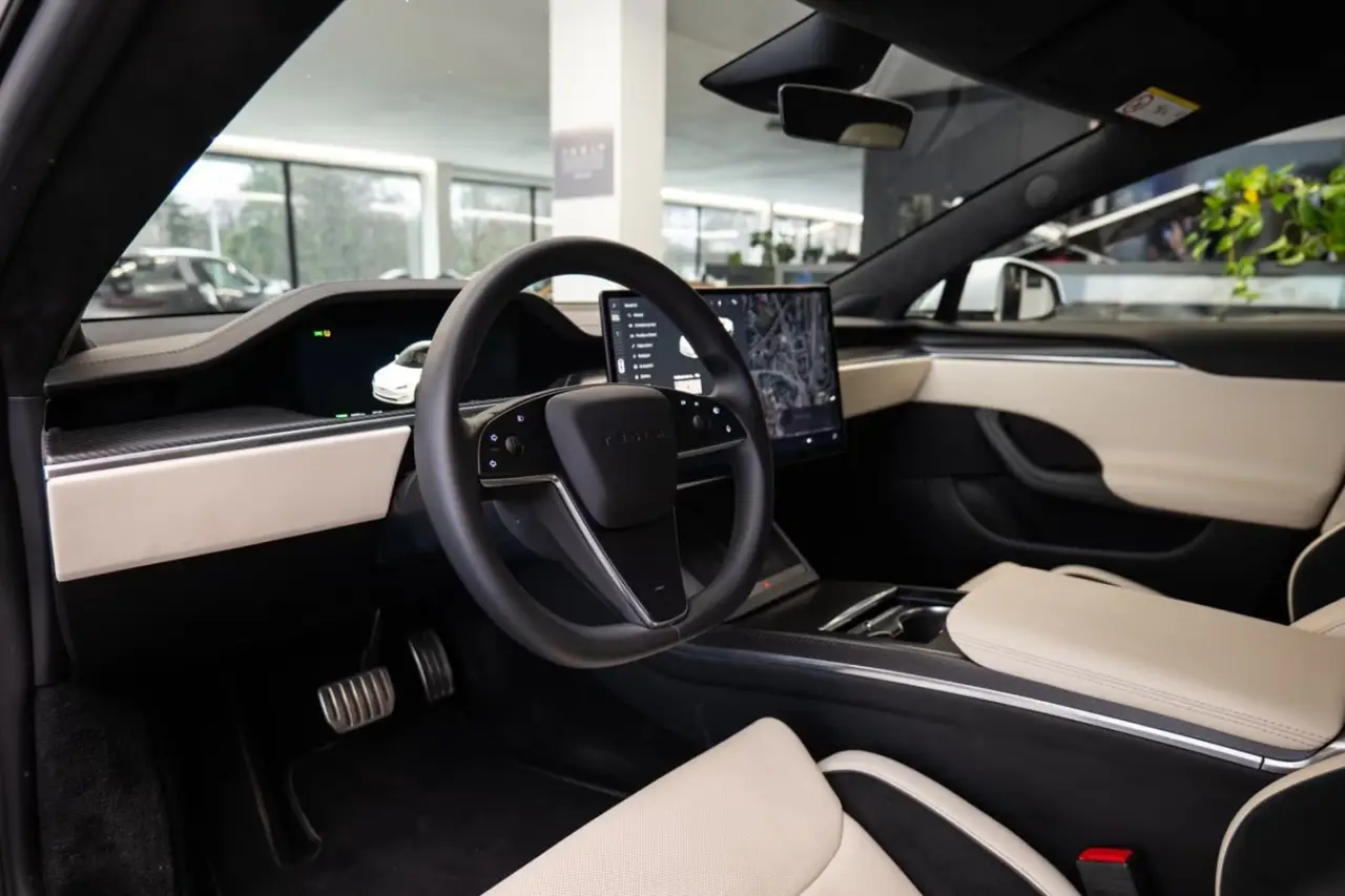 Tesla Model S Plaid 2025, vue avant — Cannes Luxury Car Rental, Cannes. Tesla Model S Plaid in Cannes La location d'une Tesla Model S Plaid à Cannes met à…