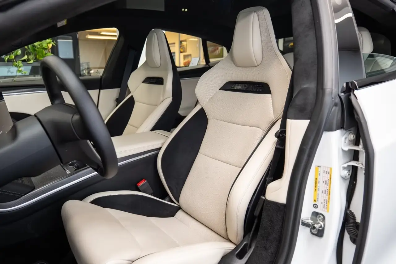 Tesla Model S Plaid 2025, vue arrière — Cannes Luxury Car Rental, Cannes. Tesla Model S Plaid in Cannes La location d'une Tesla Model S Plaid à Cannes met à…