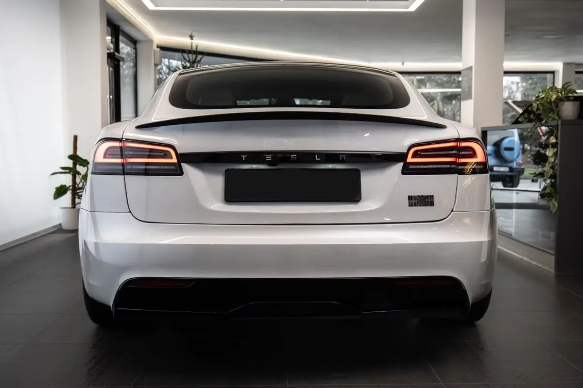 Tesla Model S Plaid 2025, intérieur — Cannes Luxury Car Rental, Cannes