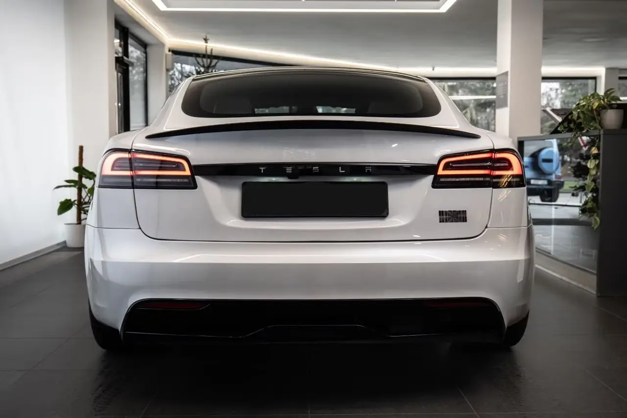 Tesla Model S Plaid 2025, intérieur — Cannes Luxury Car Rental, Cannes. Tesla Model S Plaid in Cannes La location d'une Tesla Model S Plaid à Cannes met à…