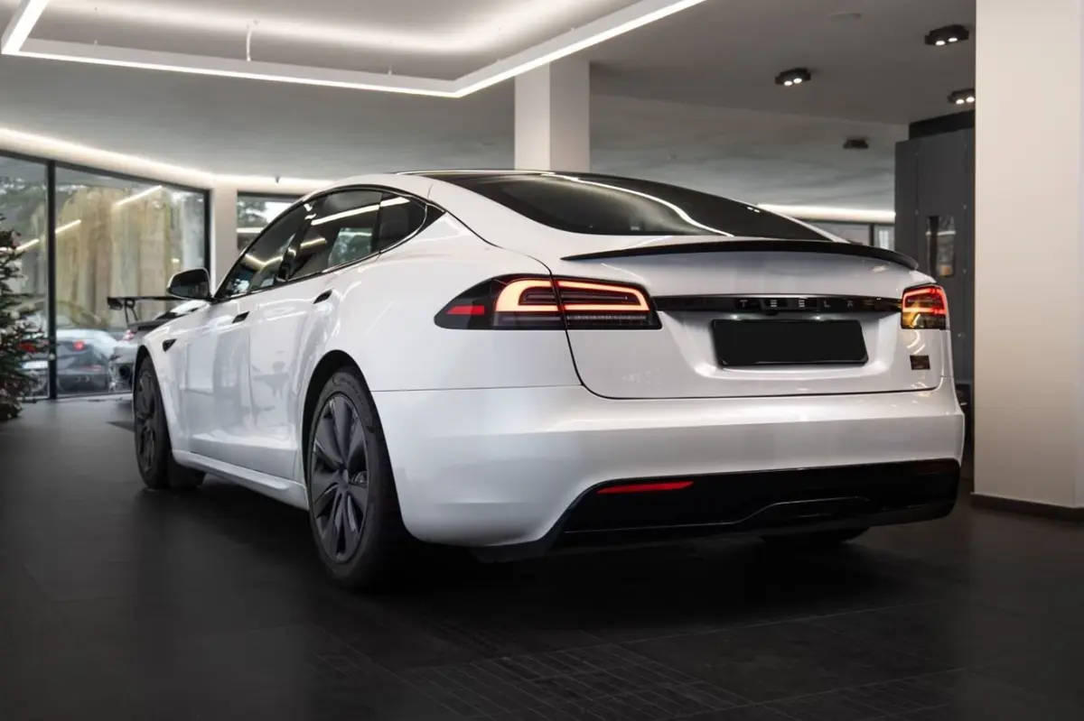 Tesla Model S Plaid 2025, tableau de bord — Cannes Luxury Car Rental, Cannes