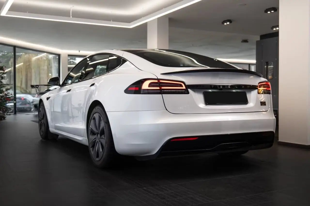 Tesla Model S Plaid 2025, tableau de bord — Cannes Luxury Car Rental, Cannes. Tesla Model S Plaid in Cannes La location d'une Tesla Model S Plaid à Cannes met à…