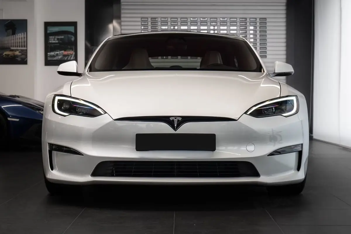 Tesla Model S Plaid 2025, profil latéral — Cannes Luxury Car Rental, Cannes