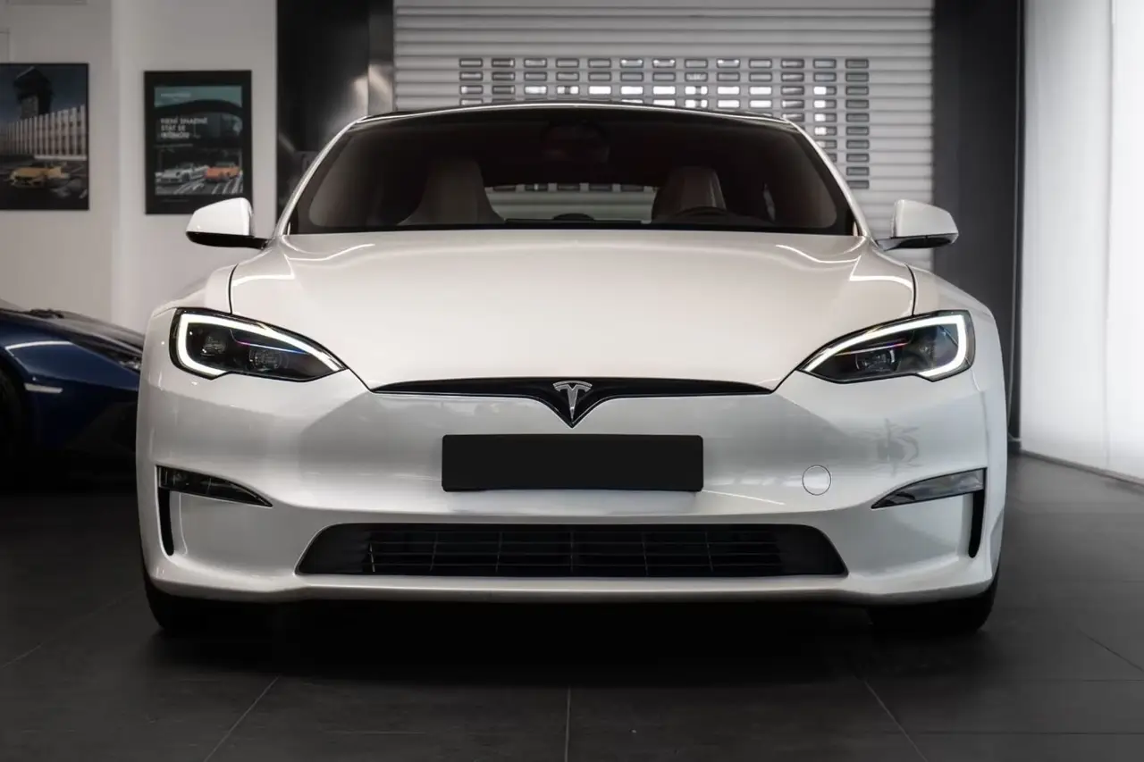 Tesla Model S Plaid 2025, profil latéral — Cannes Luxury Car Rental, Cannes. Tesla Model S Plaid in Cannes La location d'une Tesla Model S Plaid à Cannes met à…